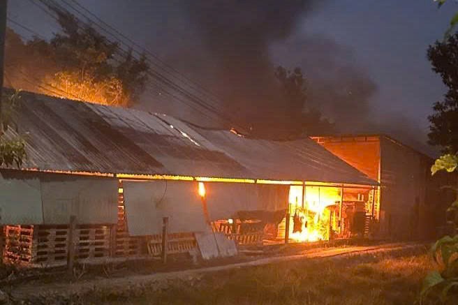 Cháy xưởng do cục sạc dự phòng: Nguy cơ cháy nổ từ thiết bị điện trong kho, xưởng sản xuất