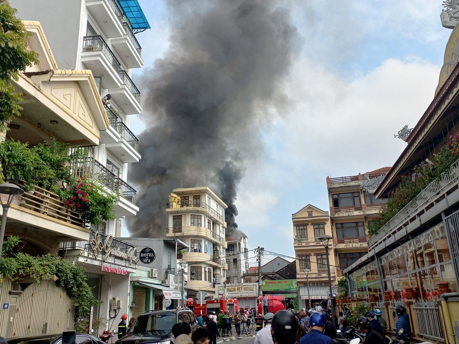 KHÓI LỬA NGHI NGÚT THIÊU RỤI NHÀ HÀNG BIA NỔI TIẾNG